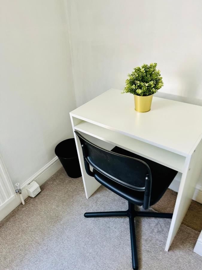 Gazde/Camere de închiriat Cozy Double And Triple In Greenwich *